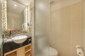 Shower, rainfall showerhead, free toiletries, hair dryer - Kuta Beach Hotel (Kuta)