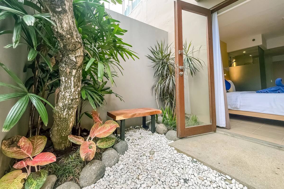 Deluxe Room, Garden View (Free Beer - Welcome Drink) | Minibar, in-room safe, iron/ironing board (on request), WiFi (free)
