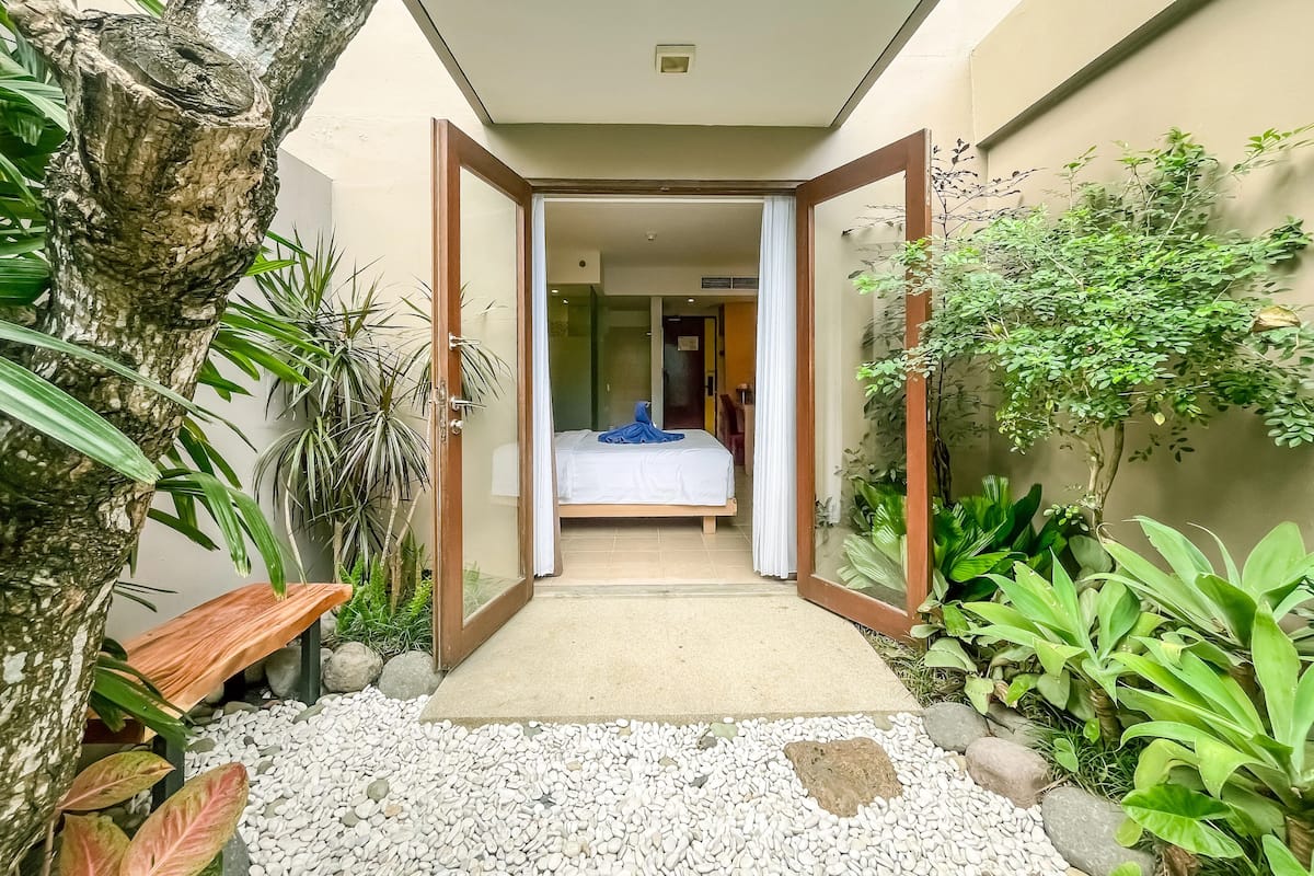 Deluxe Room, Garden View (Free Beer - Welcome Drink) | Minibar, in-room safe, iron/ironing board (on request), WiFi (free)