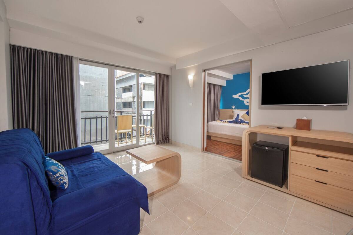 Junior Suite (Free Beer - Welcome Drink) | Minibar, in-room safe, iron/ironing board (on request), WiFi (free)