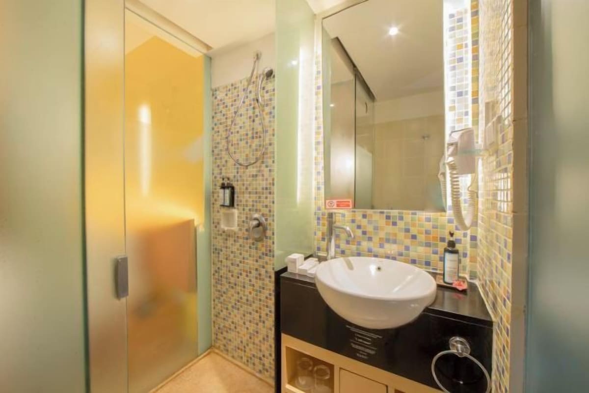Dusche, Regendusche, kostenlose Toilettenartikel, Haartrockner