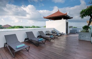 Outdoor pool, pool loungers - Kuta Beach Hotel (Kuta)
