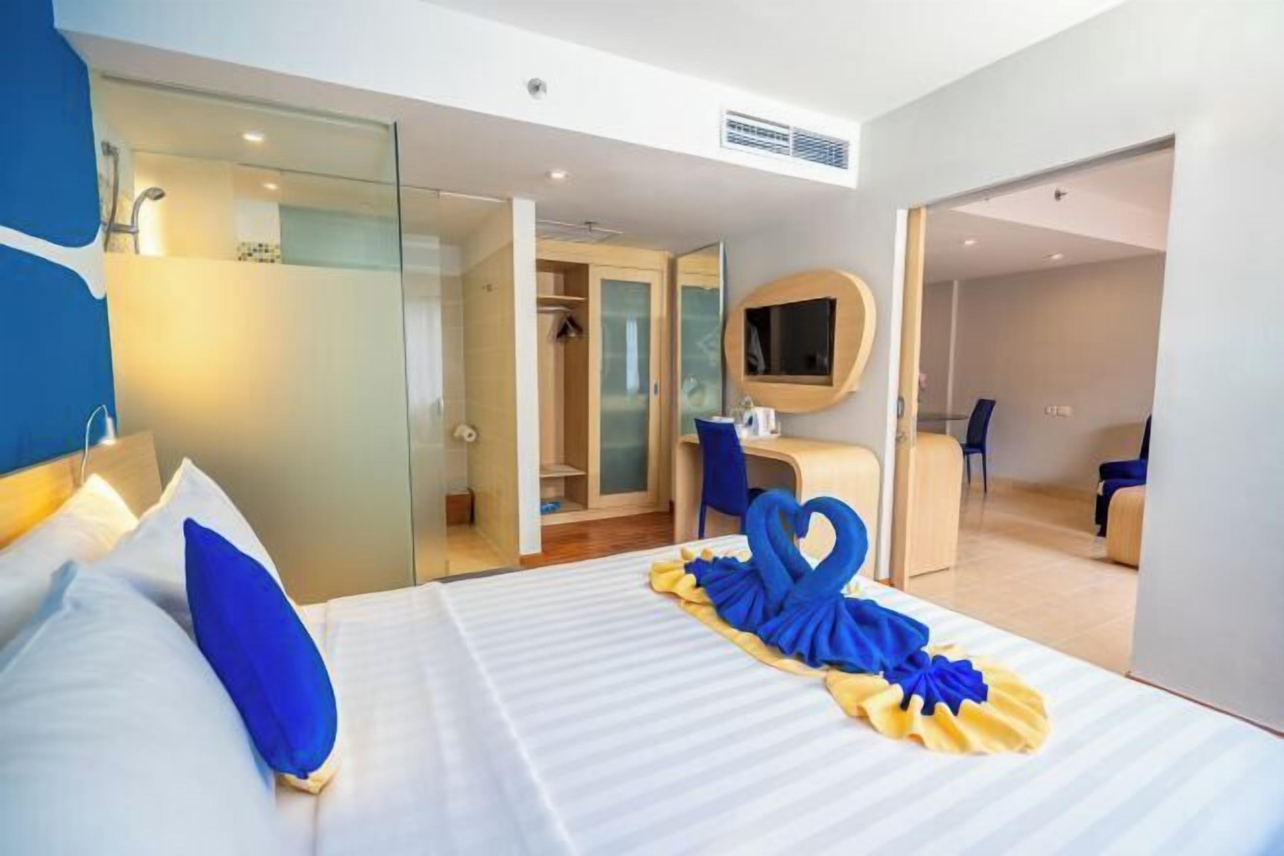 Minibar, in-room safe, iron/ironing board (on request), WiFi (free)
