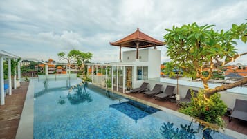 Kolam renang outdoor, dengan kursi berjemur