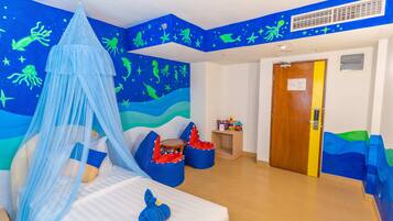 Quarto família, 2 quartos (Free Beer - Welcome Drink) | Frigobar, cofres nos quartos, ferros/tábuas de passar roupa