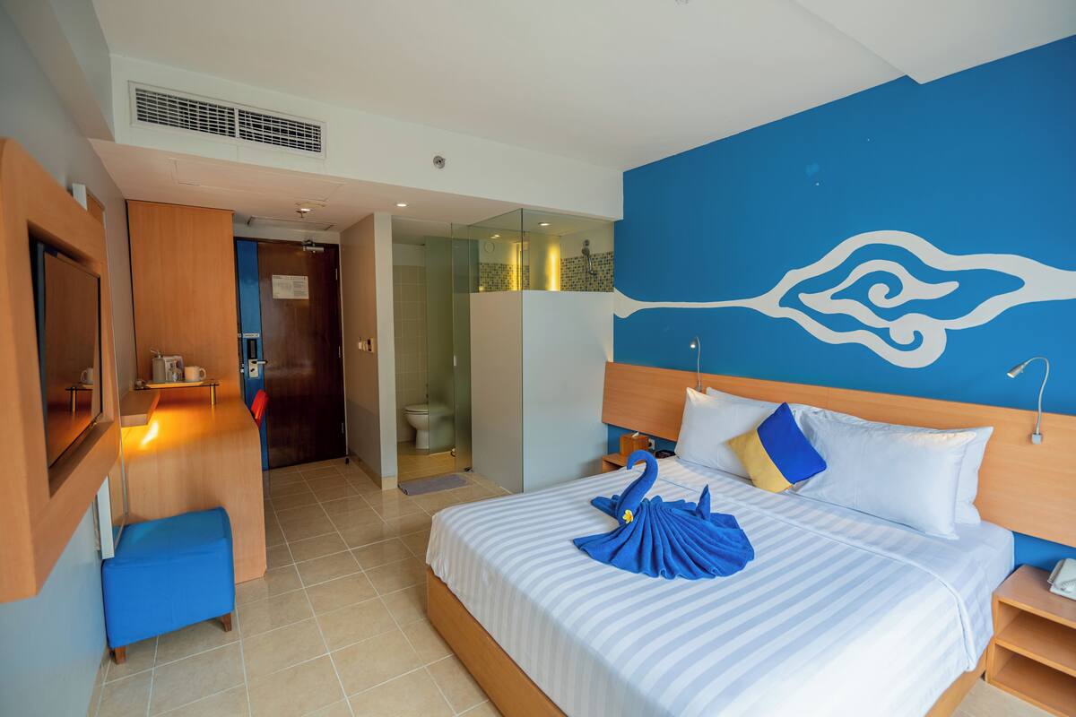 Deluxe Room, Balcony (Free Beer - Welcome Drink) | Minibar, in-room safe, iron/ironing board (on request), WiFi (free)