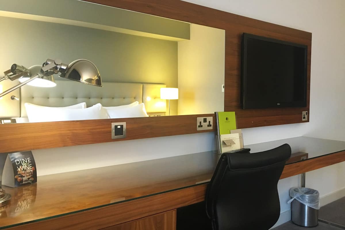 Room, 1 Queen Bed, Accessible | Premium bedding, in-room safe, desk, laptop workspace