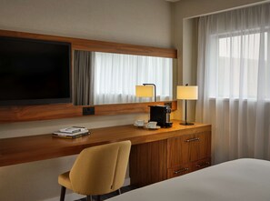 Premium bedding, in-room safe, desk, laptop workspace - DoubleTree by Hilton Lincoln (Lincoln)