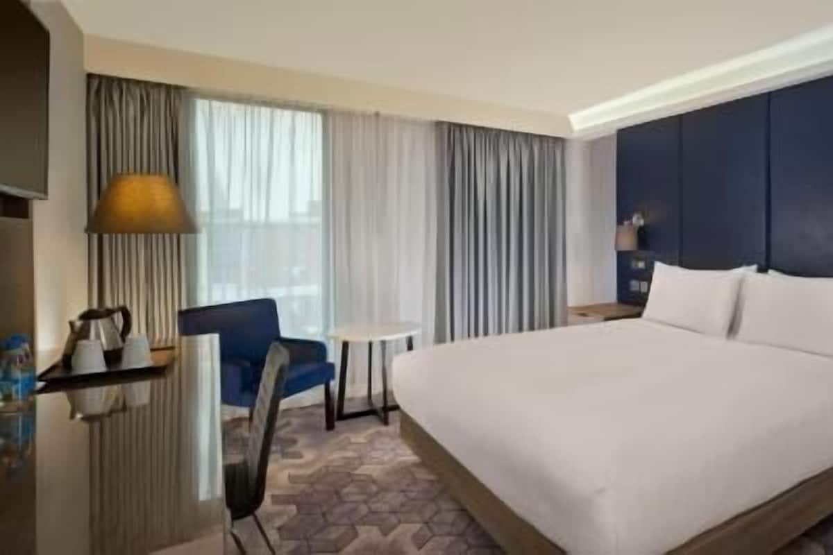 Premium bedding, in-room safe, desk, laptop workspace