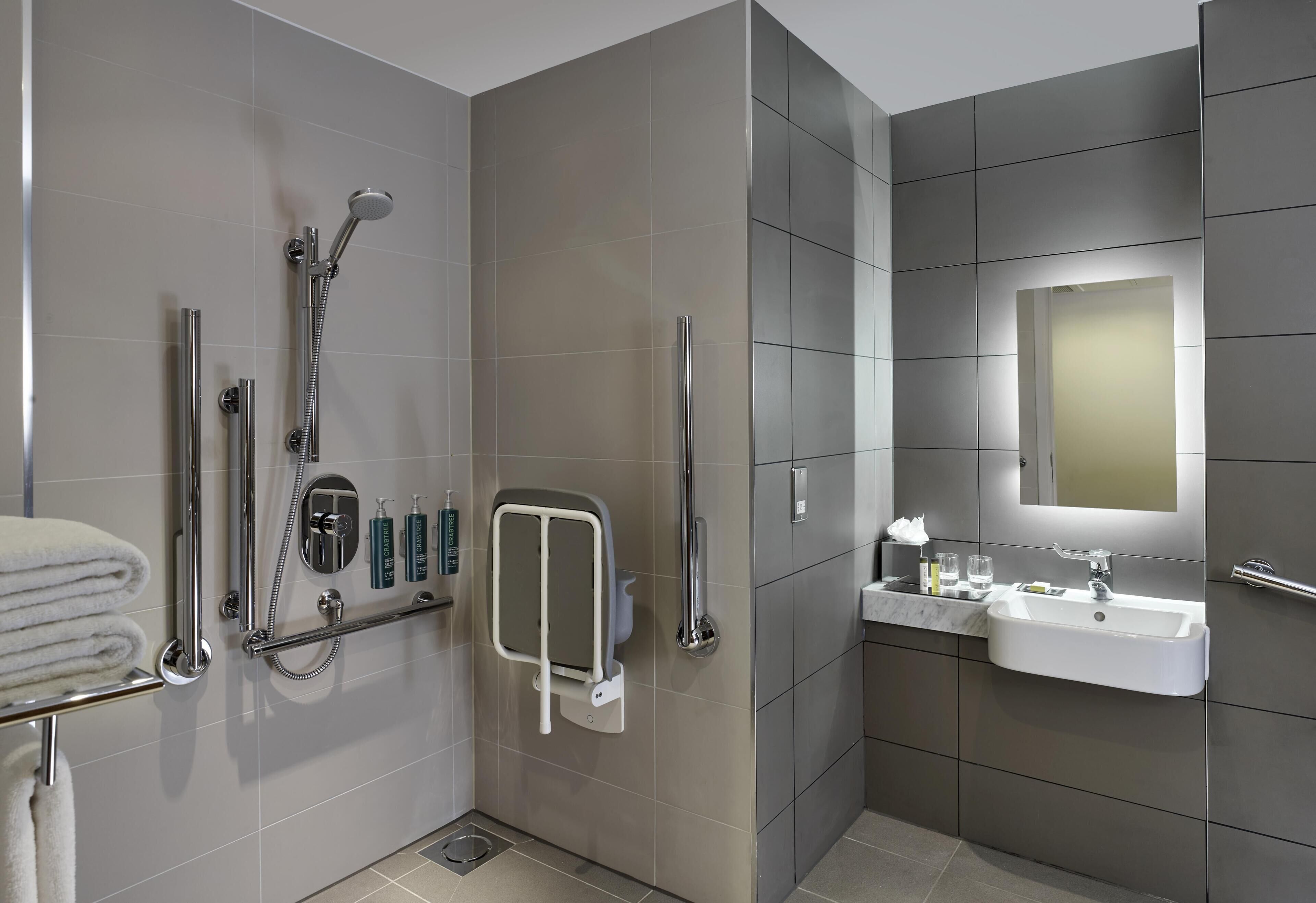 Room, 1 Queen Bed, Accessible | Bathroom shower