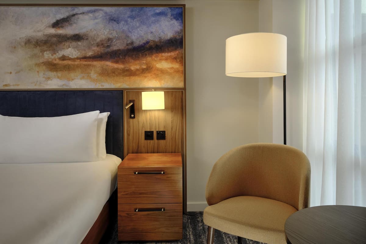 Premium bedding, in-room safe, desk, laptop workspace