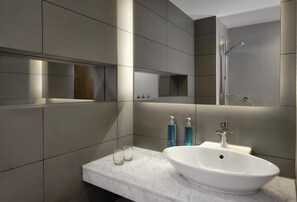 Shower, free toiletries, hair dryer, towels - DoubleTree by Hilton Lincoln (Lincoln)