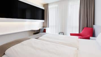 Minibar con artículos gratuitos y caja de seguridad en la habitación