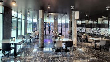 Desayuno buffet (EUR 24.9 por persona)
