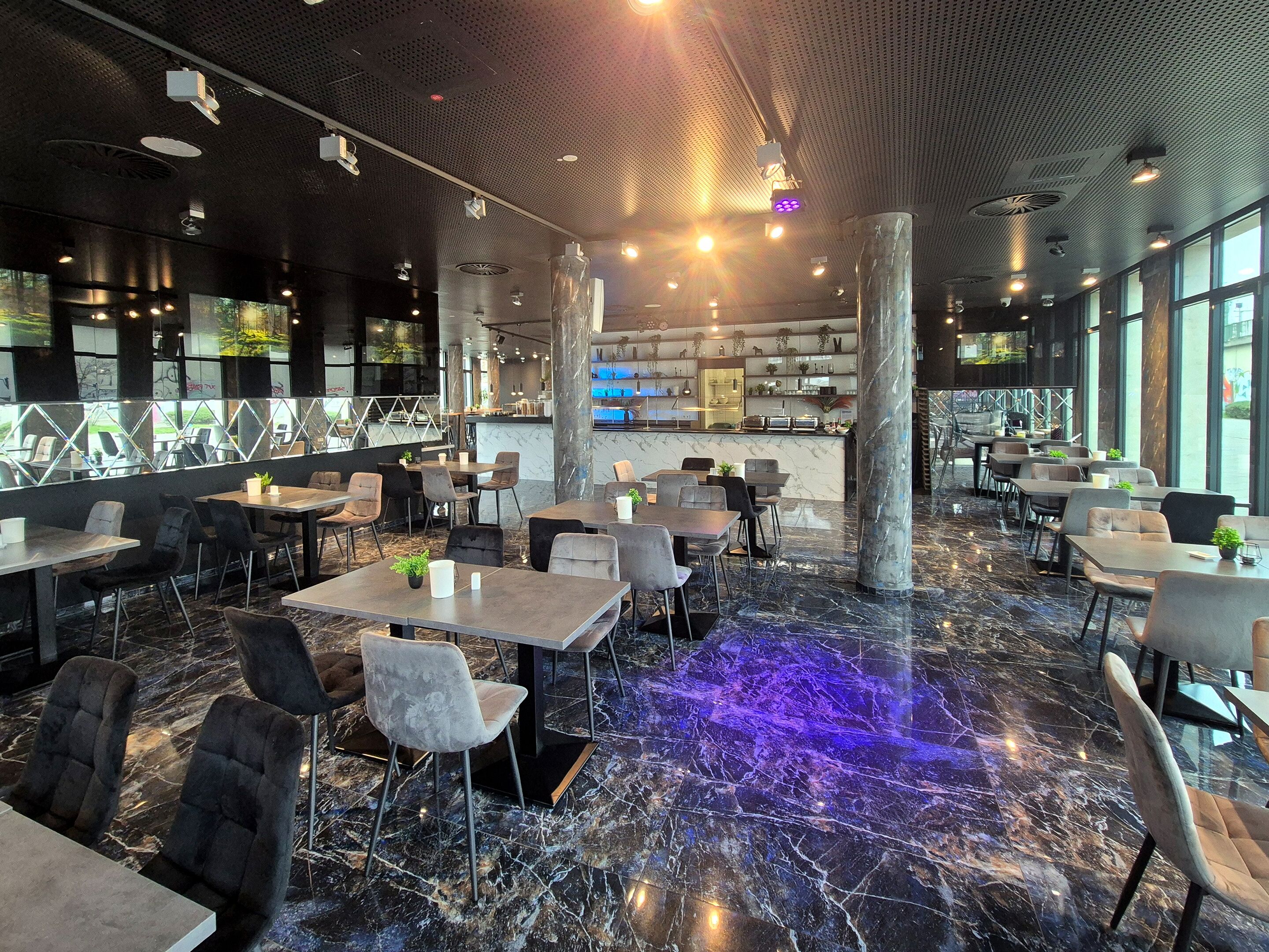 Tägliches Frühstücksbuffet (24.9 EUR pro Person)