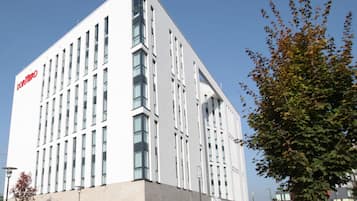 Vista frontal de la propiedad