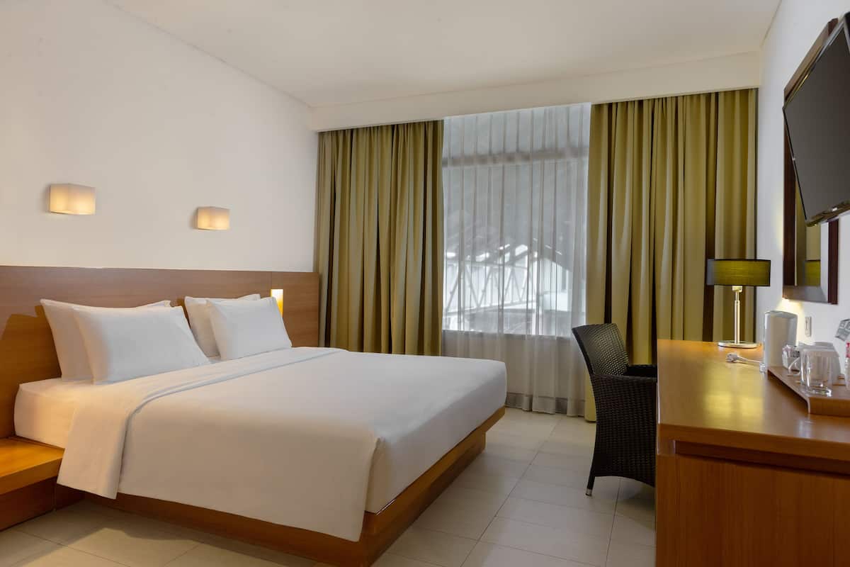 Premium bedding, minibar, in-room safe, desk