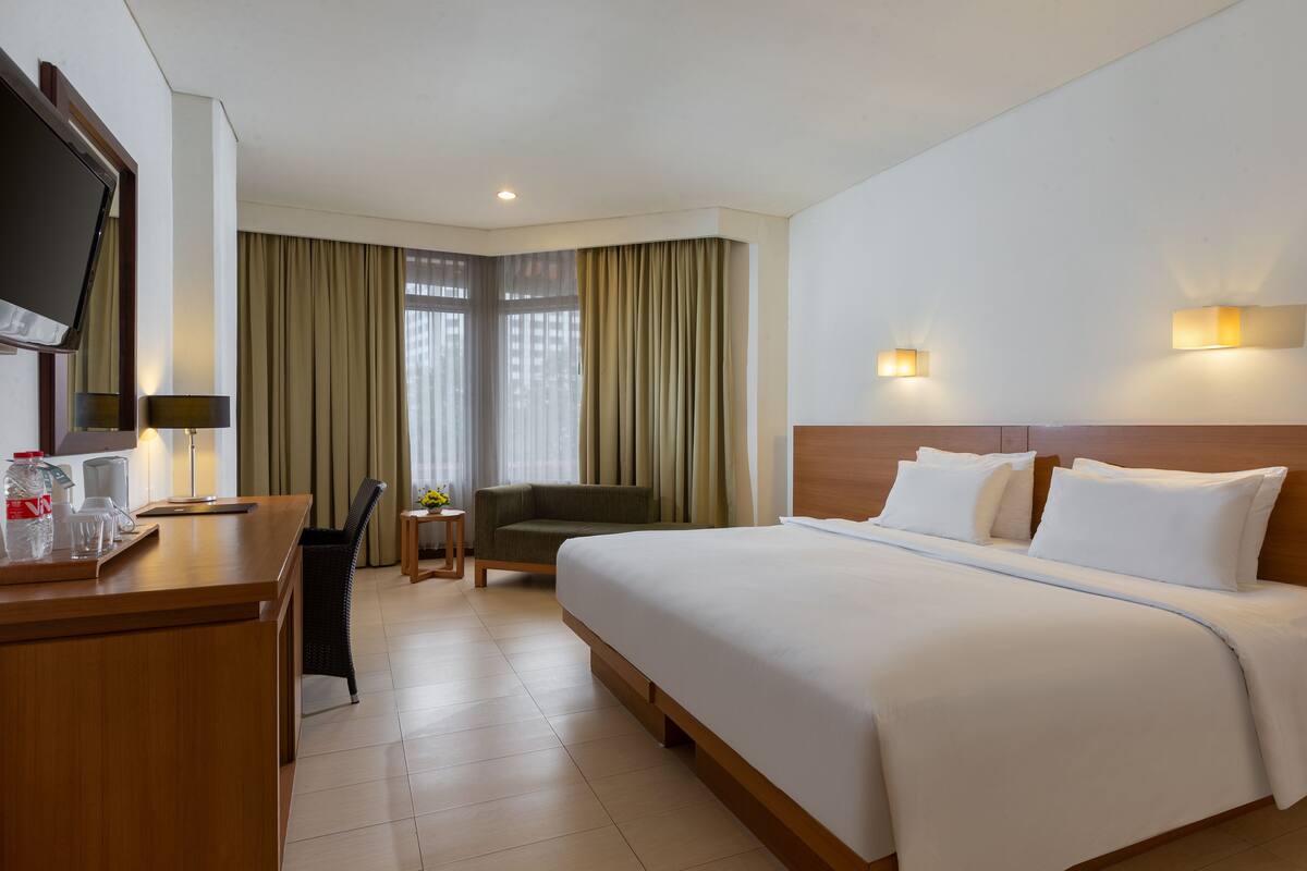 Premium bedding, minibar, in-room safe, desk