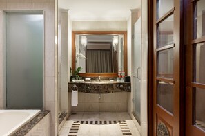 Suite ejecutiva | Baño | Ducha, artículos de higiene personal gratuitos, zapatillas y toallas