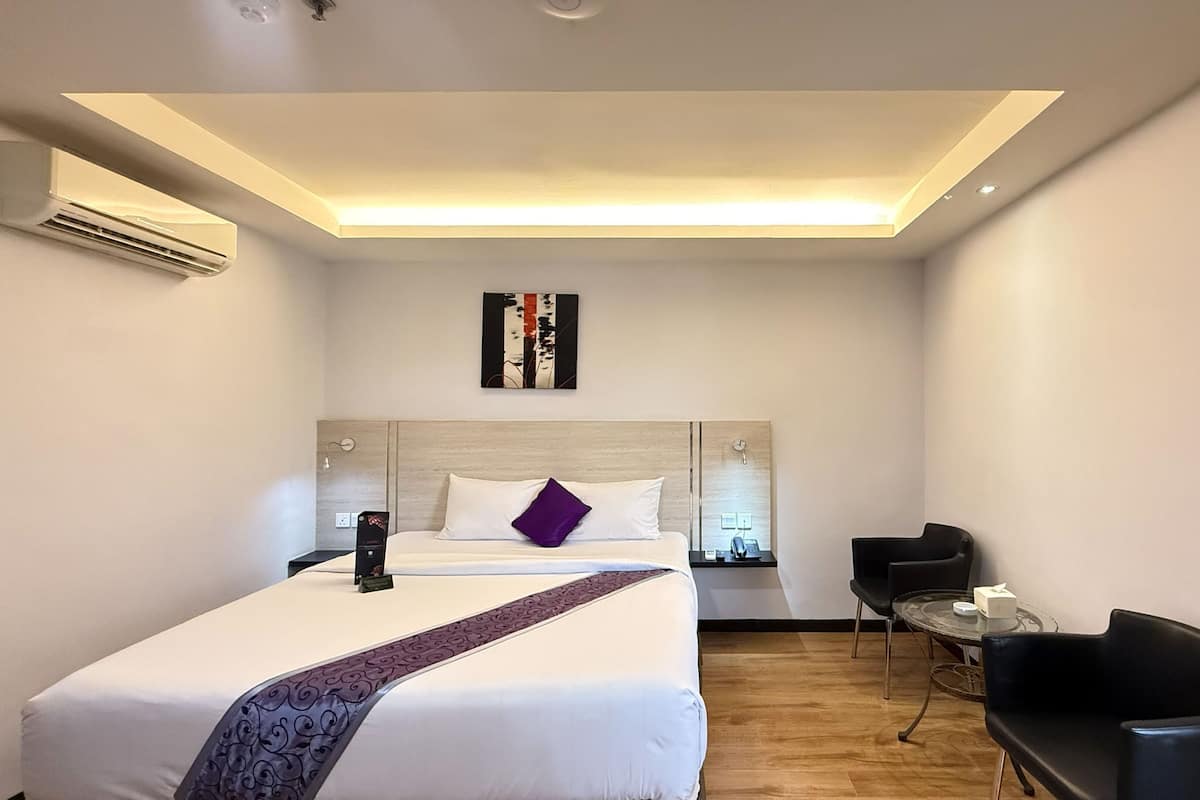Chambre Deluxe | Minibar, coffres-forts dans les chambres, bureau