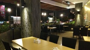 供應早餐、午餐和晚餐，當地和國際料理