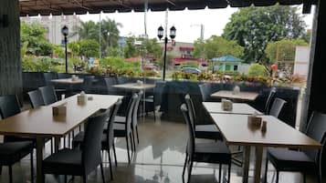 Menyajikan hidangan lokal dan internasional