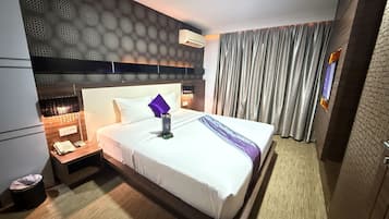 Executive Suite, 1 King Bed | Minibar, in-room safe, desk, rollaway beds