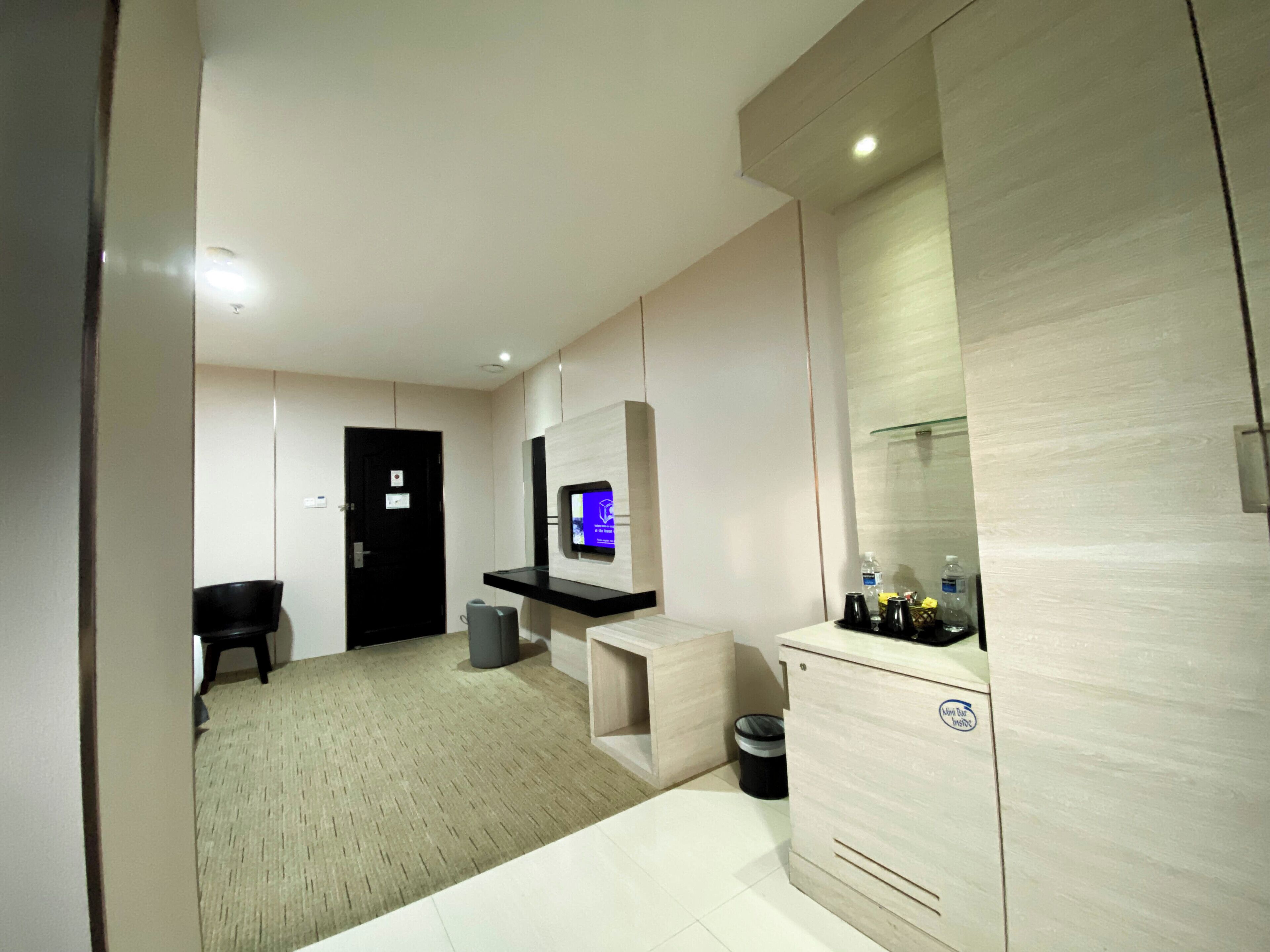 Minibar, caja de seguridad en la habitación y escritorio 