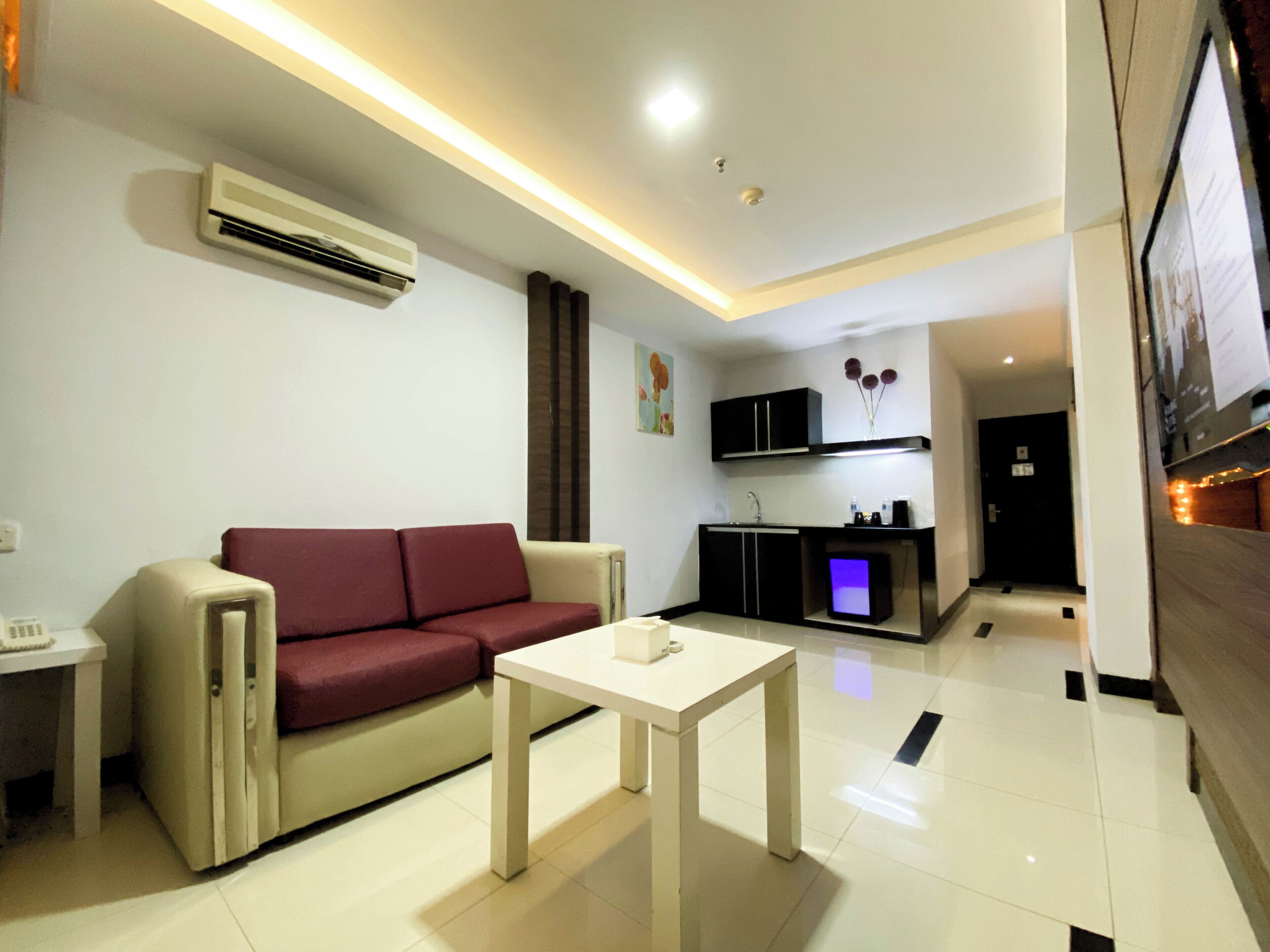 行政套房, 1 张特大床 | 起居  区 | LED 电视