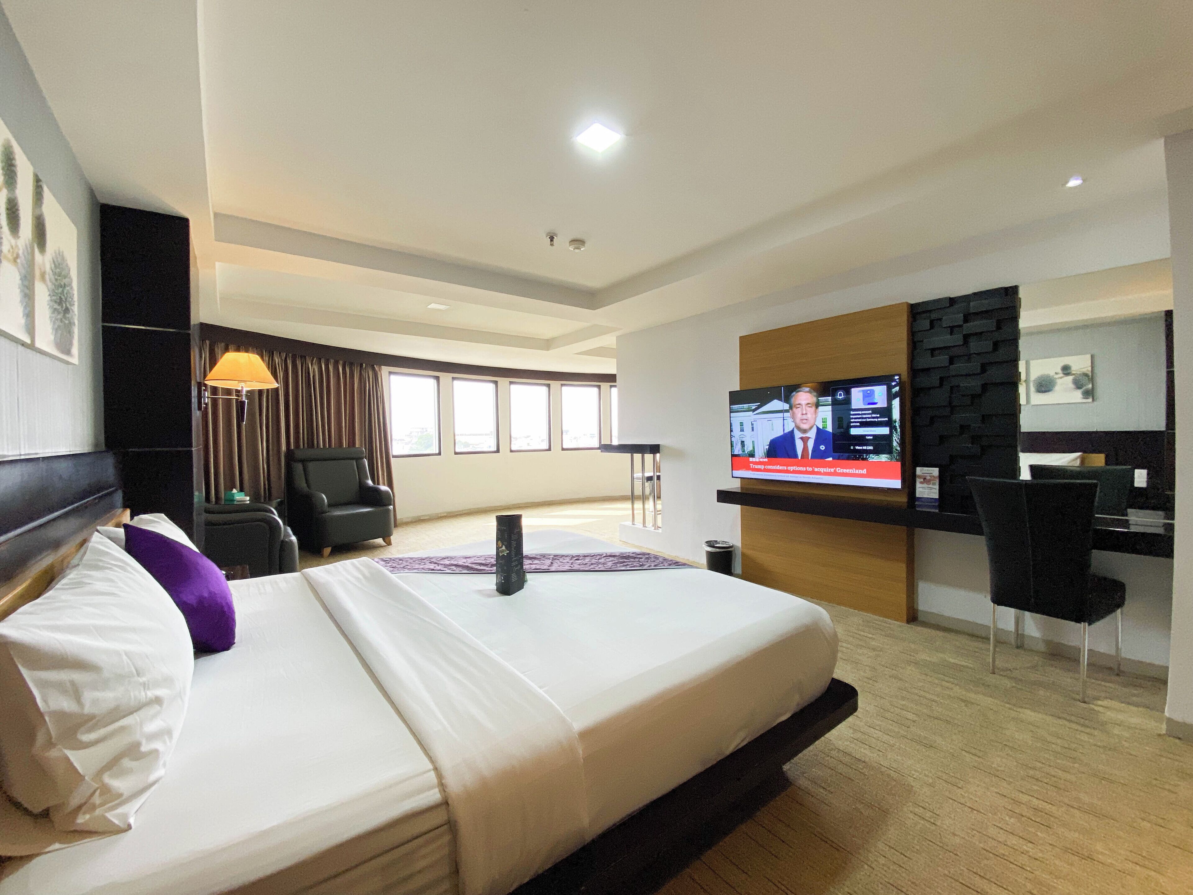 Premier Suite | Minibar, in-room safe, desk, rollaway beds