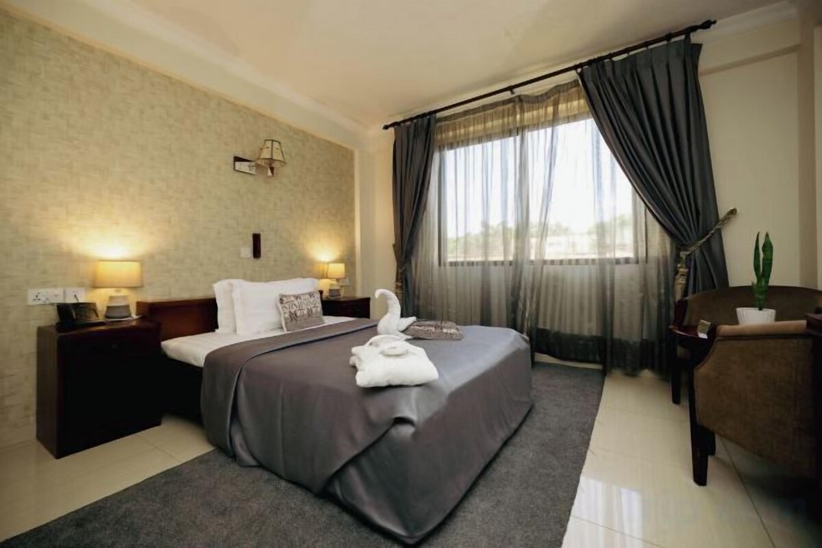 Minibar, desk, WiFi (free), bed sheets
