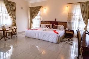 Quarto executivo | Frigobar, escrivaninha, Wi-Fi de cortesia, roupa de cama