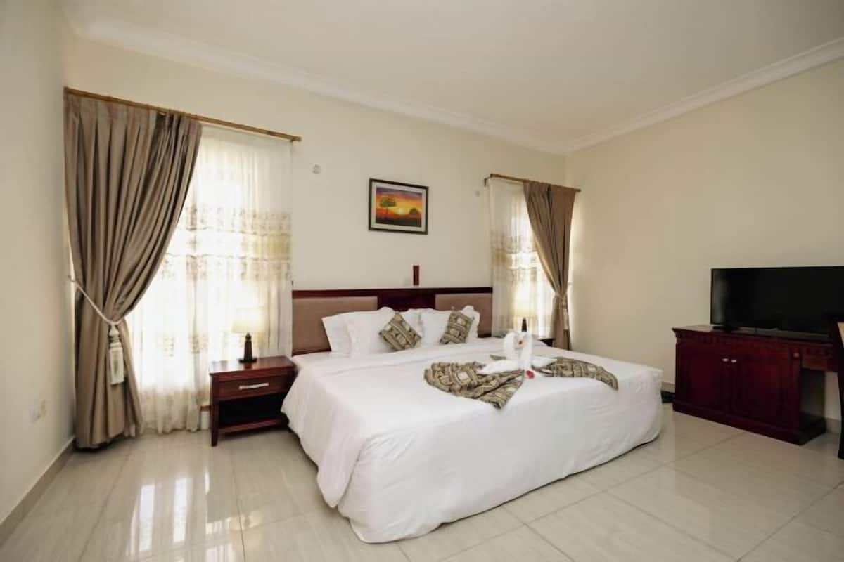 Minibar, desk, free WiFi, bed sheets