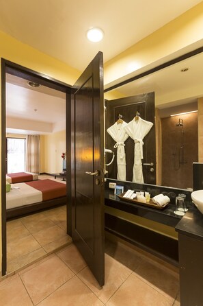 Deluxe Room | Bathroom