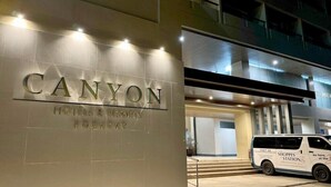 L’entrée d’un hôtel avec une enseigne indiquant : « CANYON HOTELS & RESORTS BORACAY ».