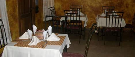 Serveert ontbijt, lunch en diner