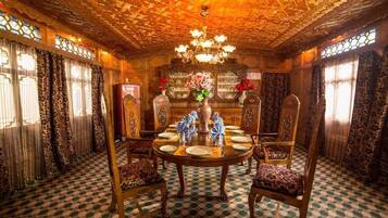 Maharaja Honeymoon Suite | In-room dining