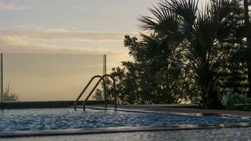 Indoor pool, 2 outdoor pools