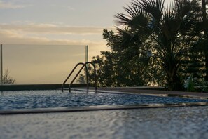 Innendørsbasseng og 2 utendørsbassenger