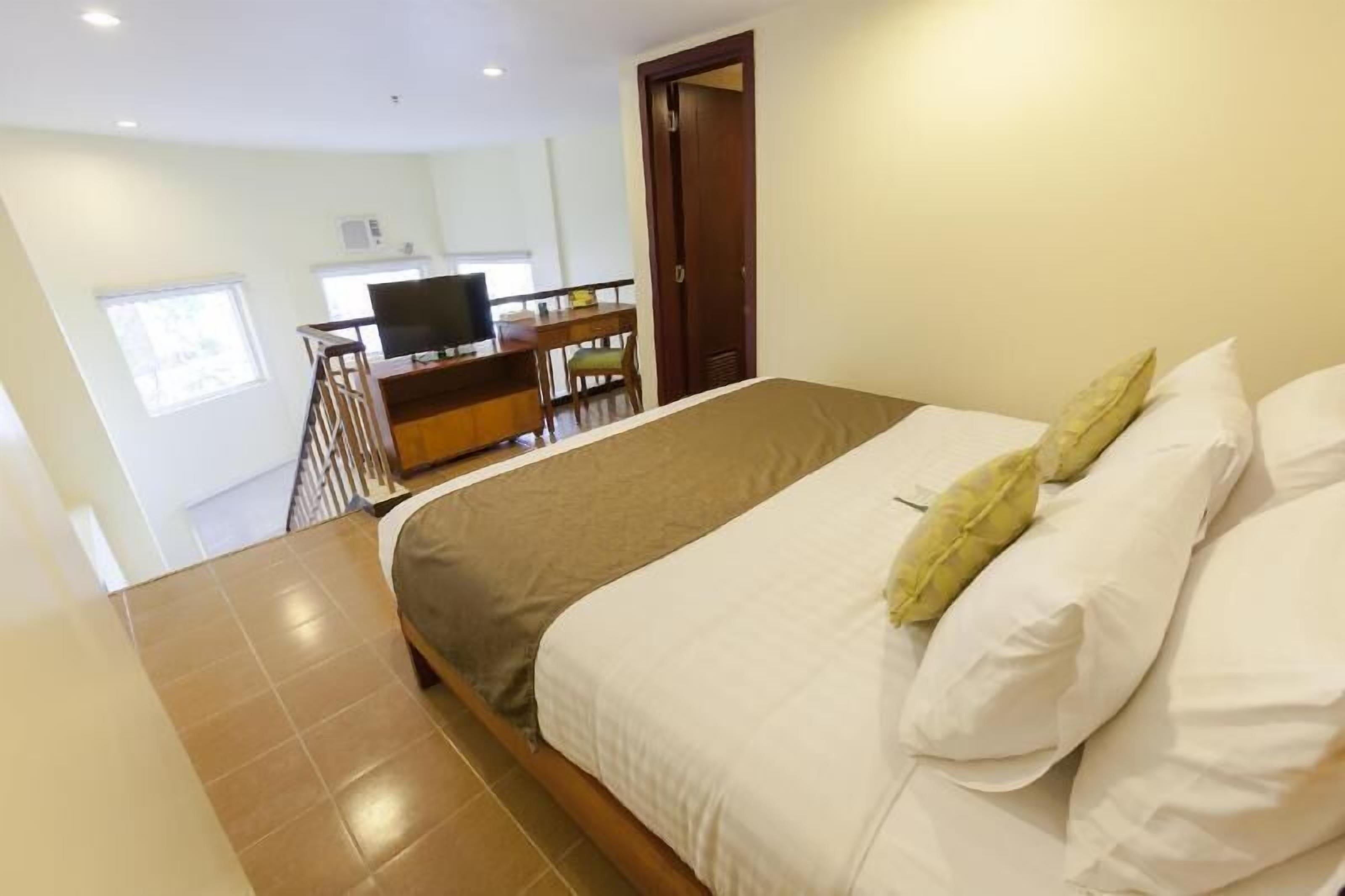 In-room safe, desk, iron/ironing board, bed sheets