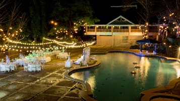 Indoor pool, 2 outdoor pools