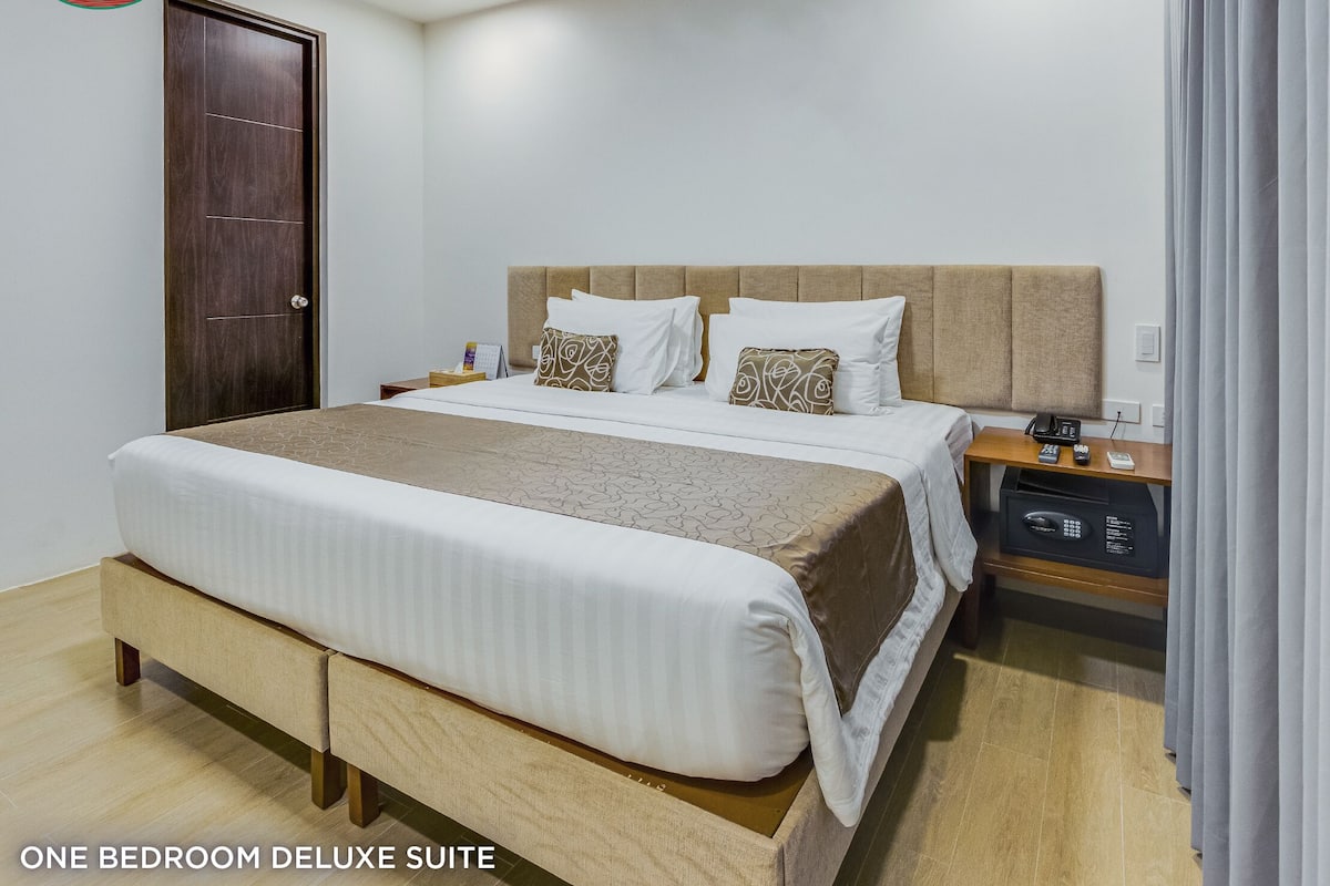 华丽套房, 1 间卧室 | 客房内保险箱、办公桌、熨斗/熨衣板、床单