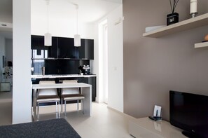 Lemari es, microwave, kompor, dan mesin espresso
