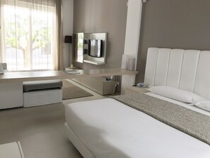 Seprai premium, selimut bulu angsa, busa memori, dan minibar