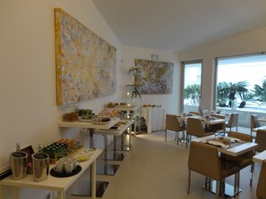 Daily continental breakfast (EUR 5 per person)
