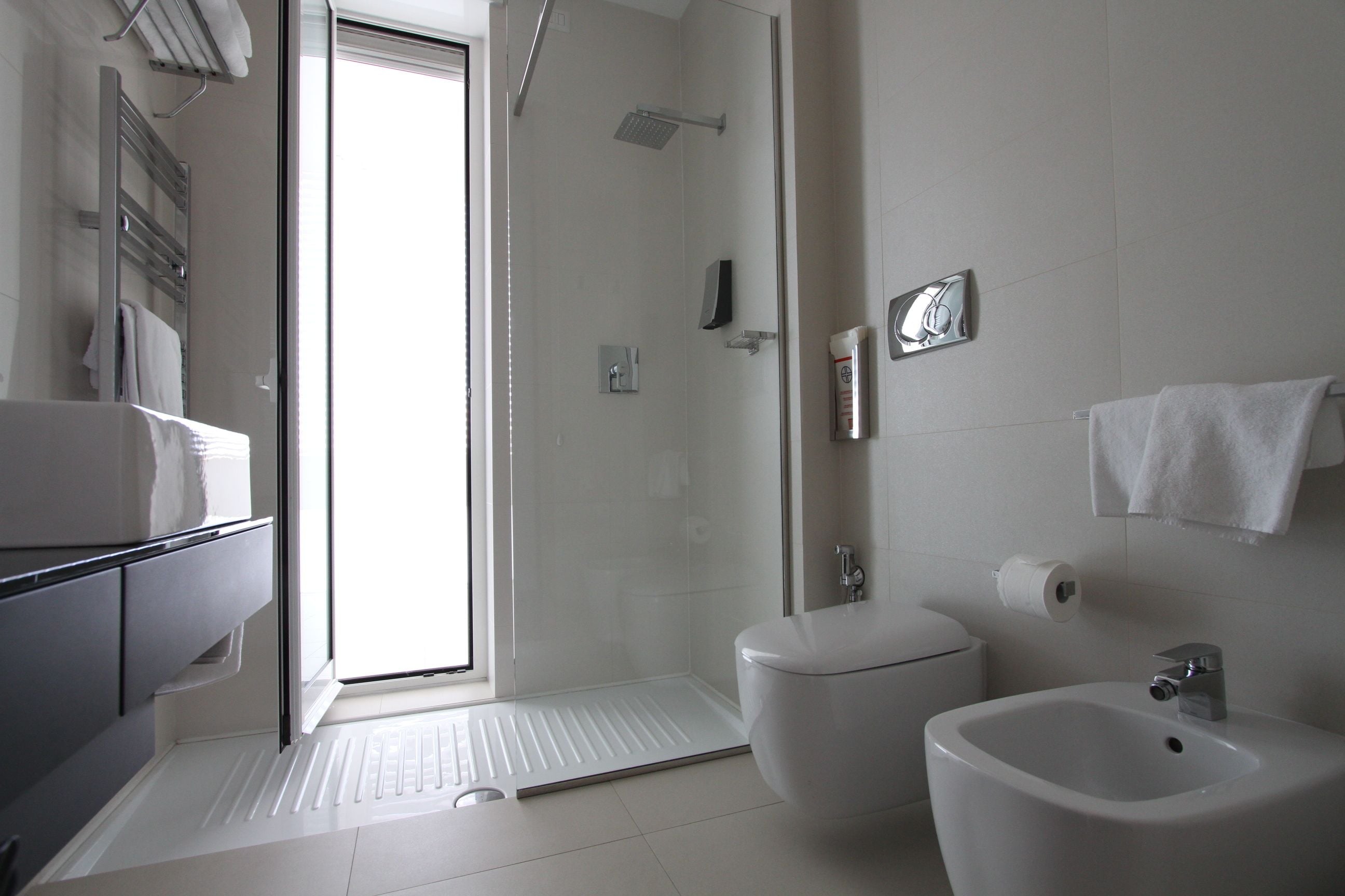 Un baño moderno con ducha, inodoro y lavabo.