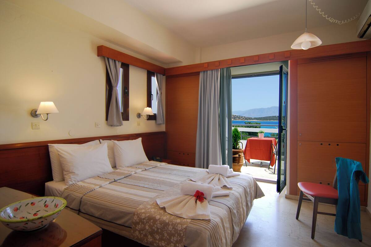 Standard Double Room, Sea View | Minibar, in-room safe, iron/ironing board, free WiFi