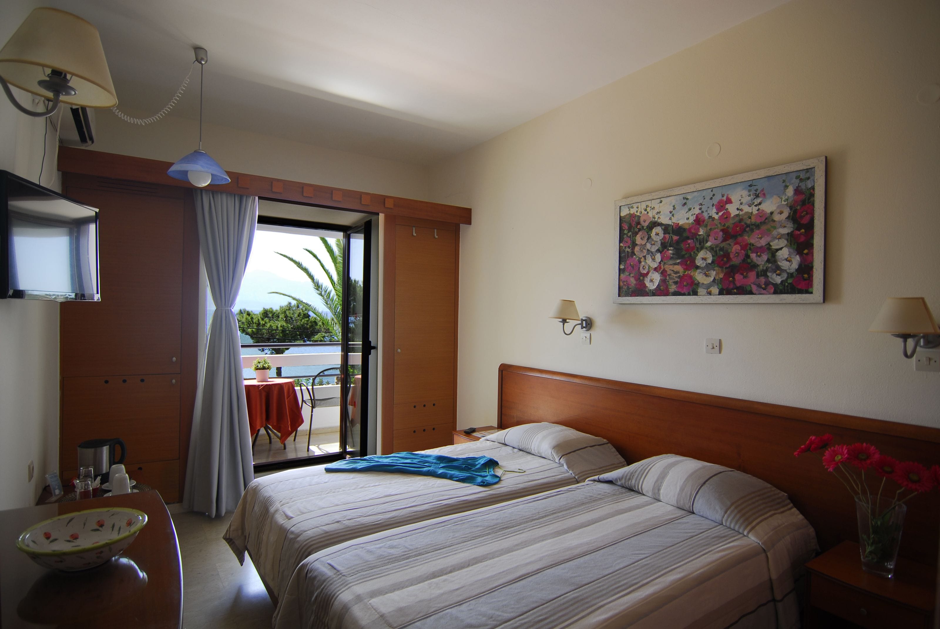 standard room, sea view | minibar, in-room safe, iron/ironing board, cots/infant beds