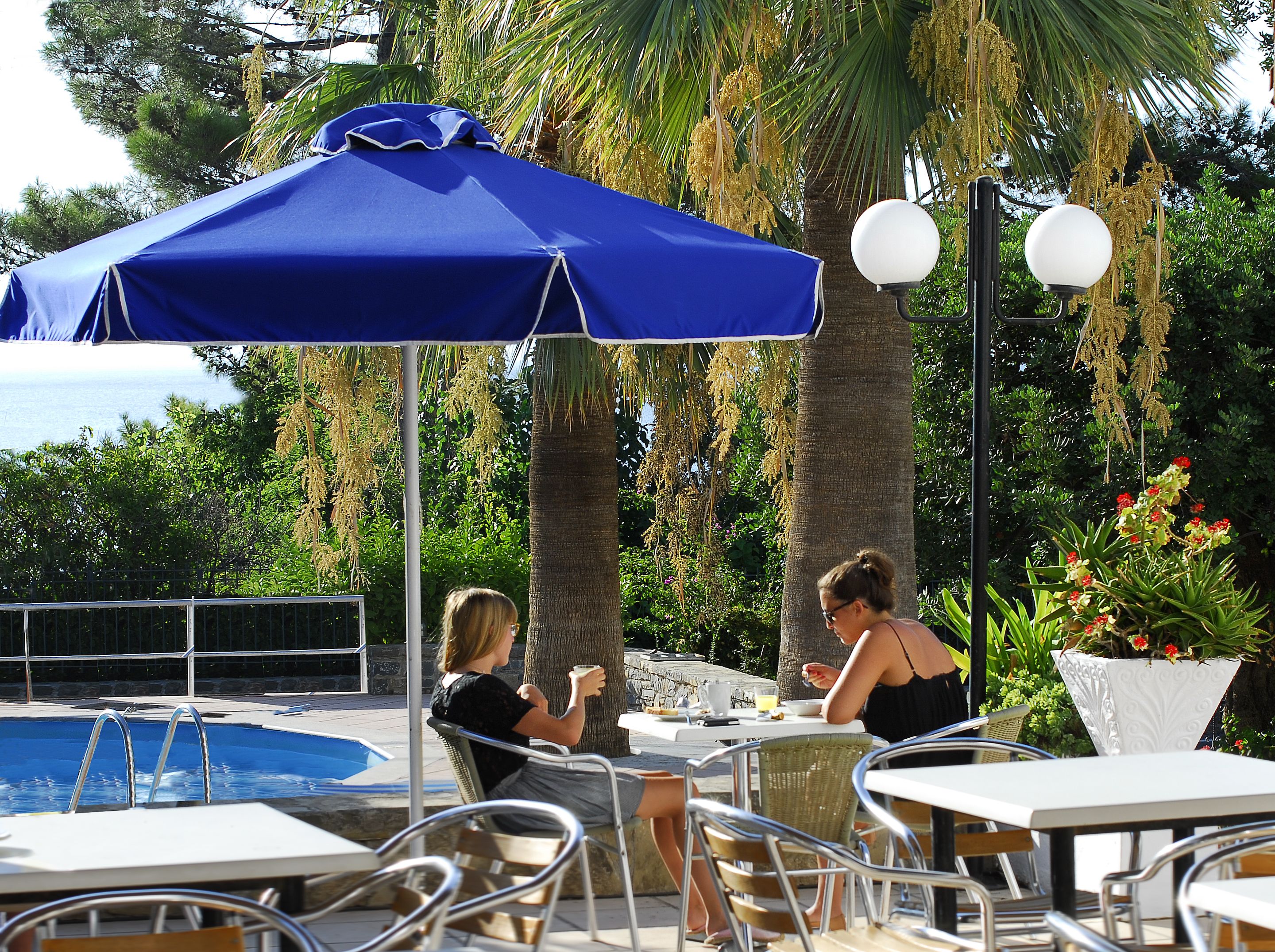 free buffet breakfast