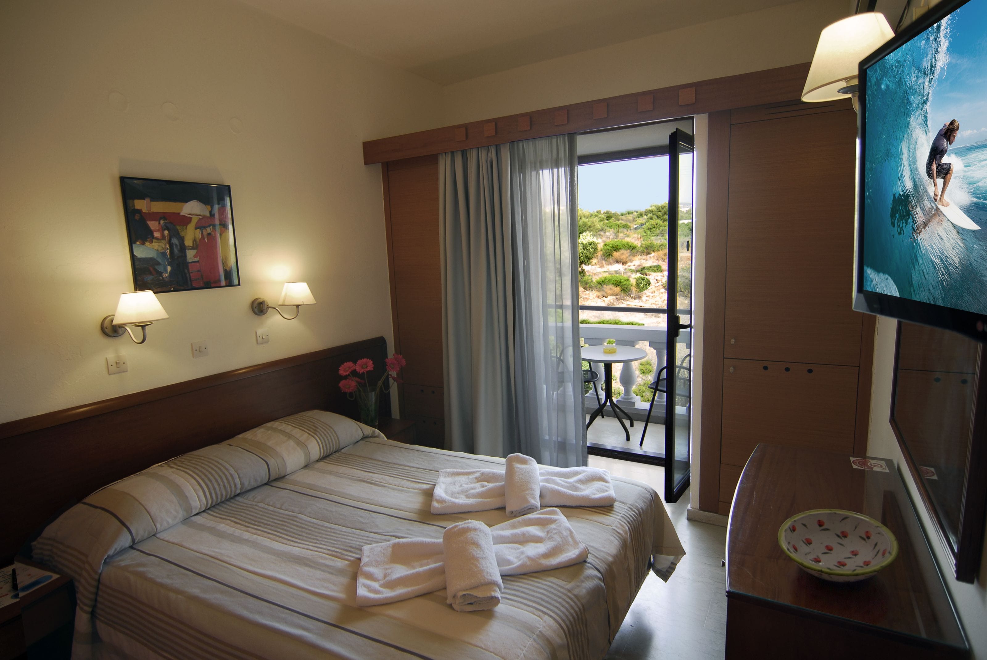 standard room | minibar, in-room safe, iron/ironing board, cots/infant beds